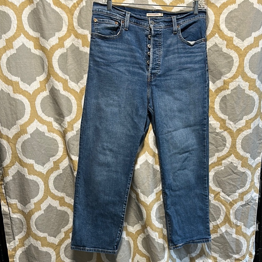 Levi's Blue Ankle Cropped Jeans with Classic Style